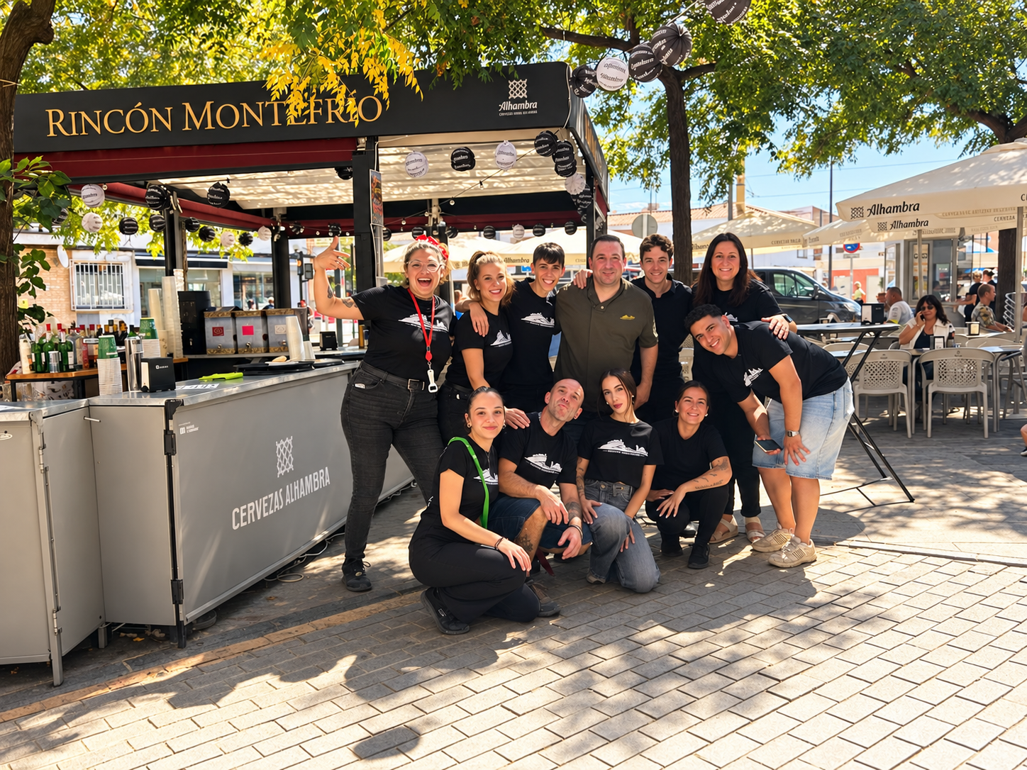 El equipo de Rincón Montefrío reunido junto a su terraza en Armilla