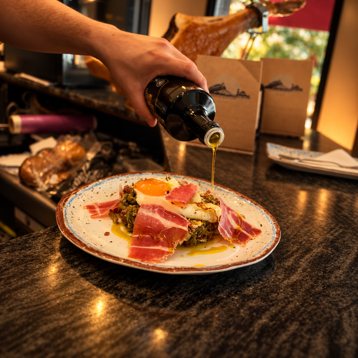 Aceite de oliva servido sobre un plato con huevo y jamón en Rincón Montefrío