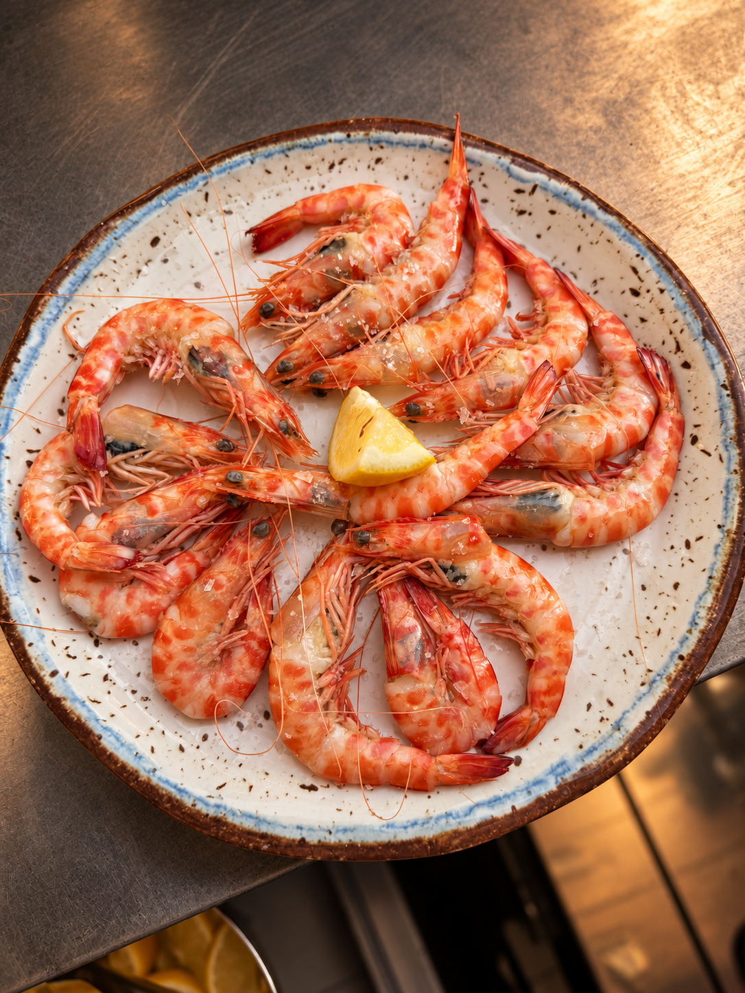 Plato de gambas con sal y una porción de limón