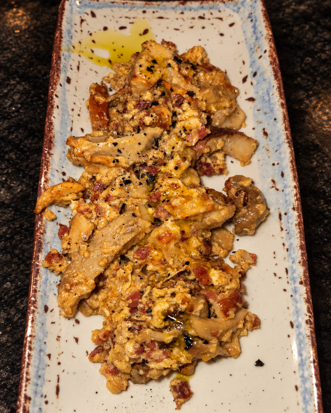 Revuelto de setas, huevo y jamón en plato rectangular