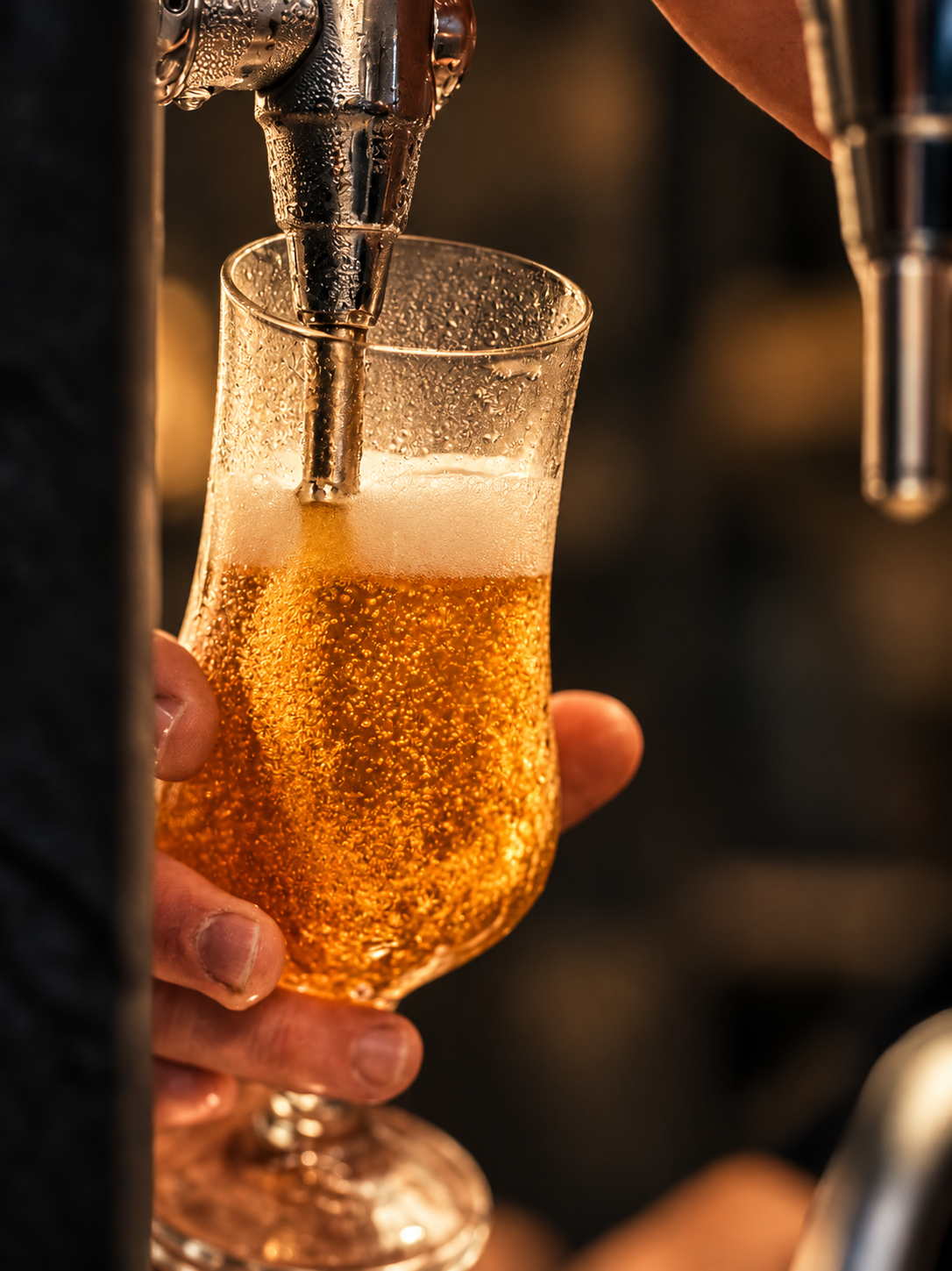 Cerveza dorada servida directamente del grifo