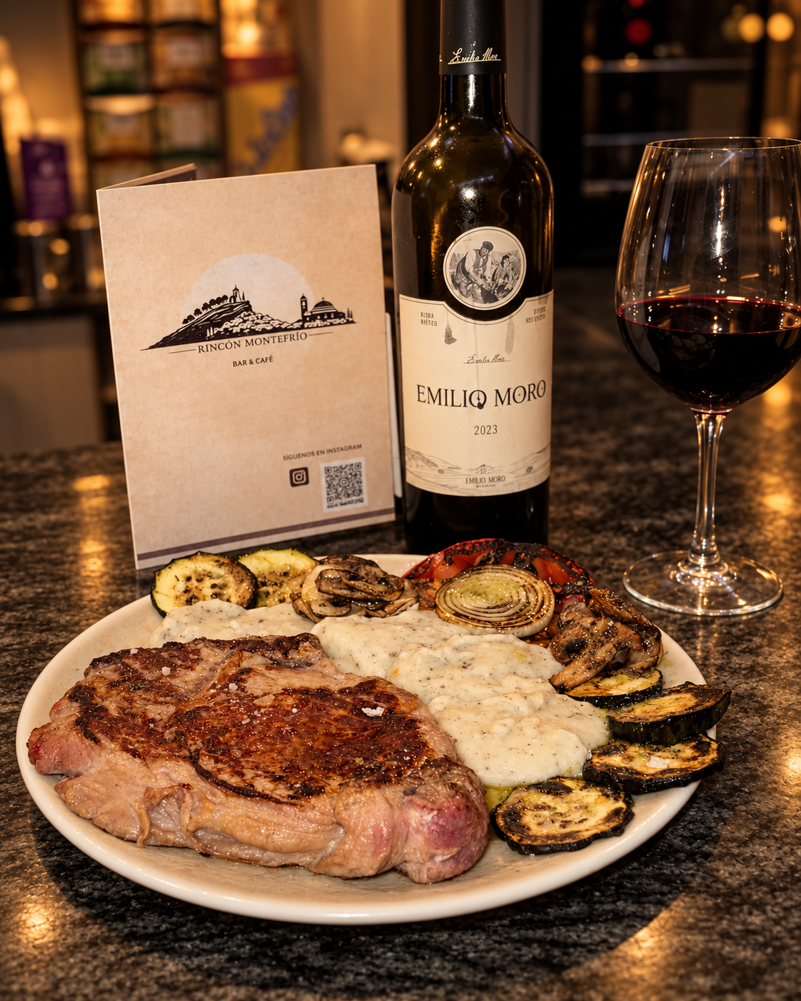 Entrecot con verduras a la plancha, salsa y una copa de vino