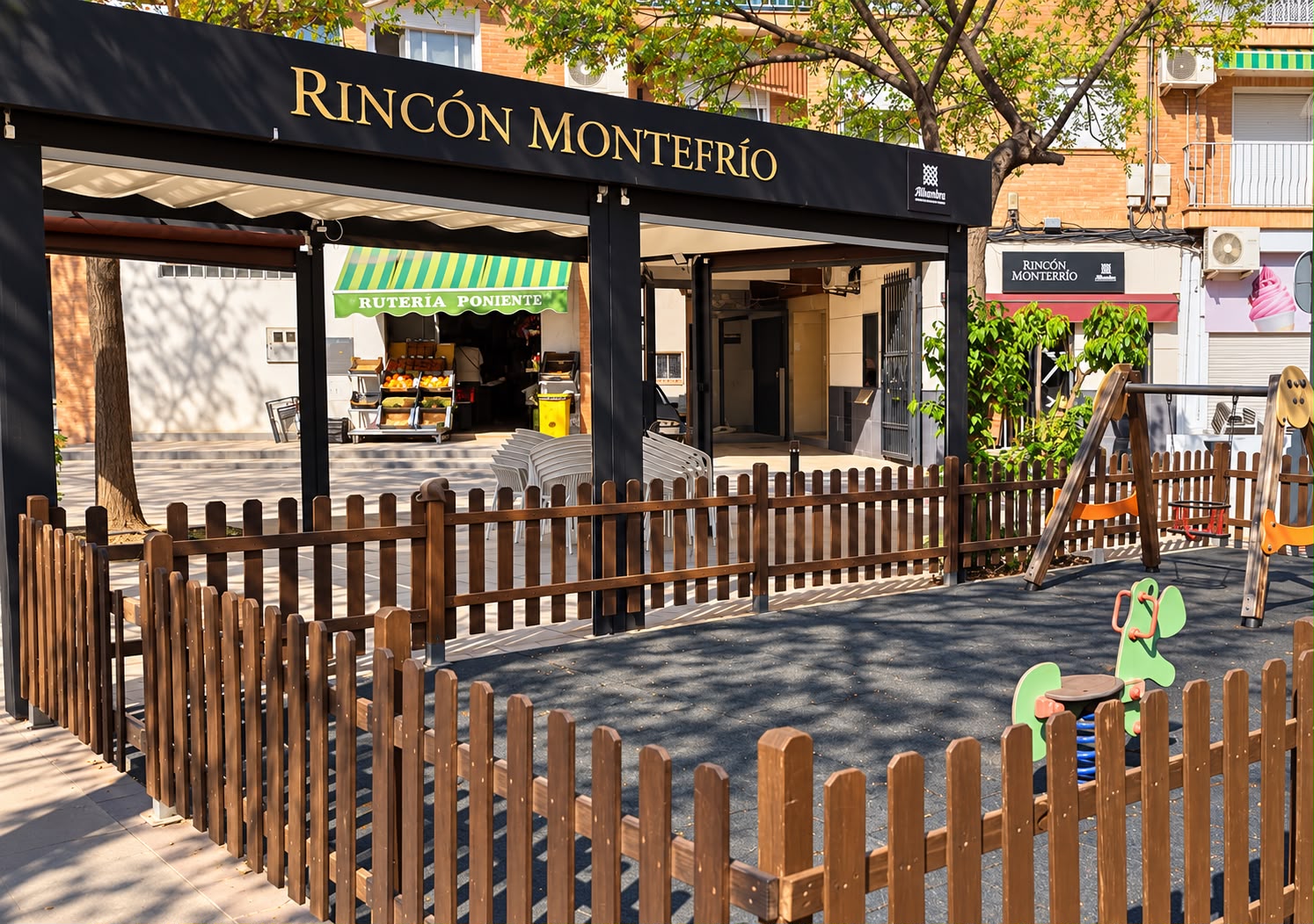 El equipo de Rincón Montefrío reunido en su terraza de Armilla