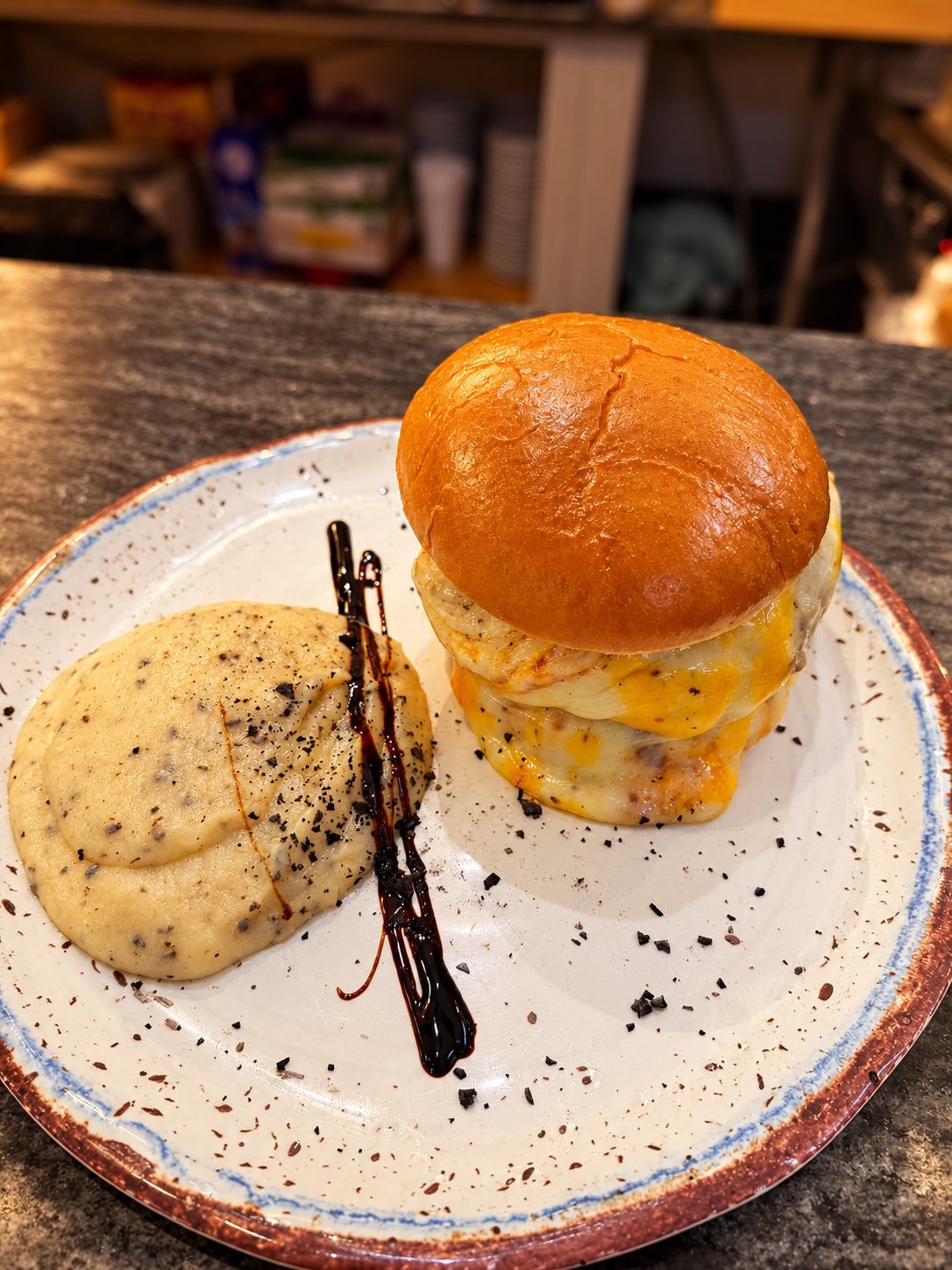 Hamburguesa con queso fundido y acompañamiento