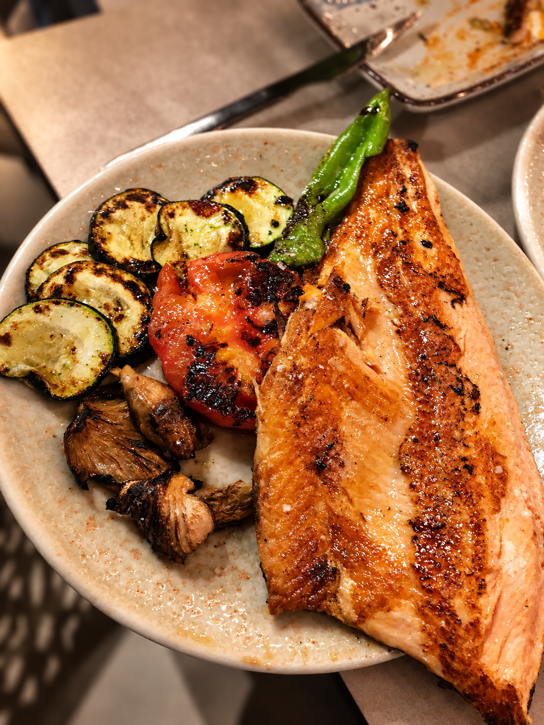 Salmón a la plancha con calabacín, tomate, setas y pimiento